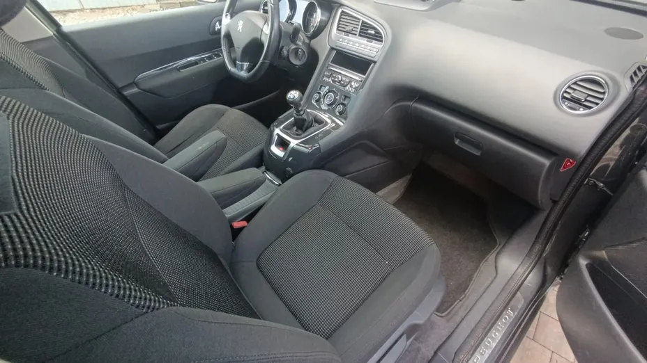PEUGEOT 5008 -