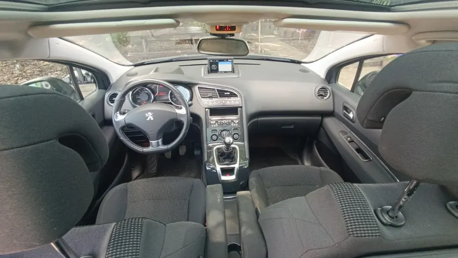 PEUGEOT 5008 -