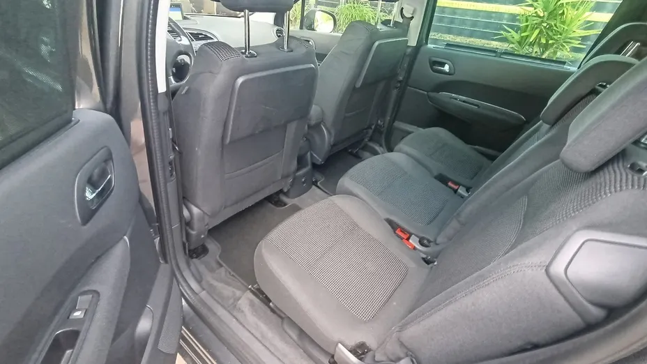 PEUGEOT 5008 -