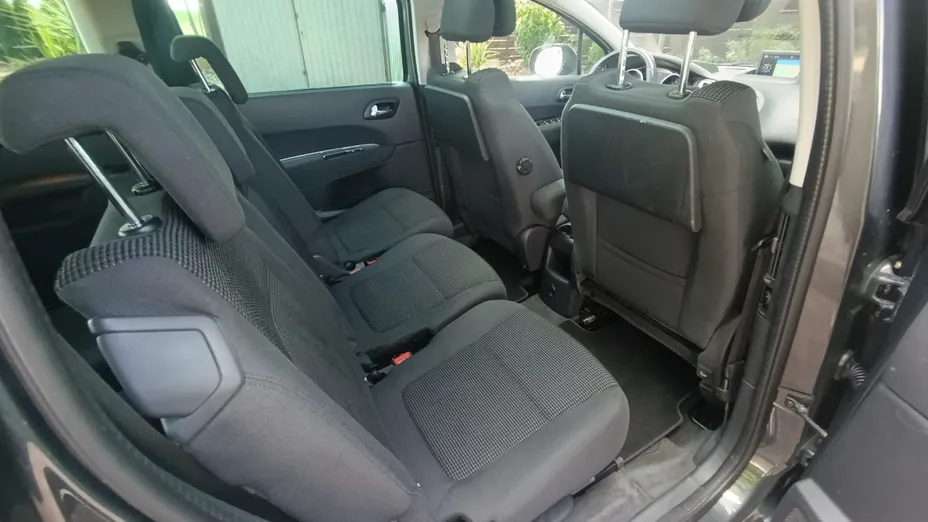 PEUGEOT 5008 -