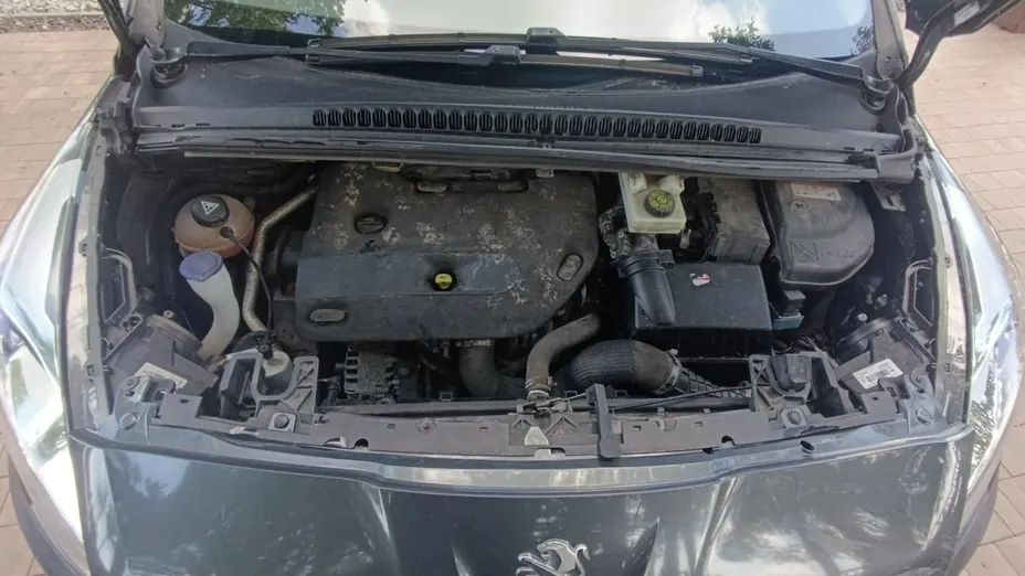 PEUGEOT 5008 -