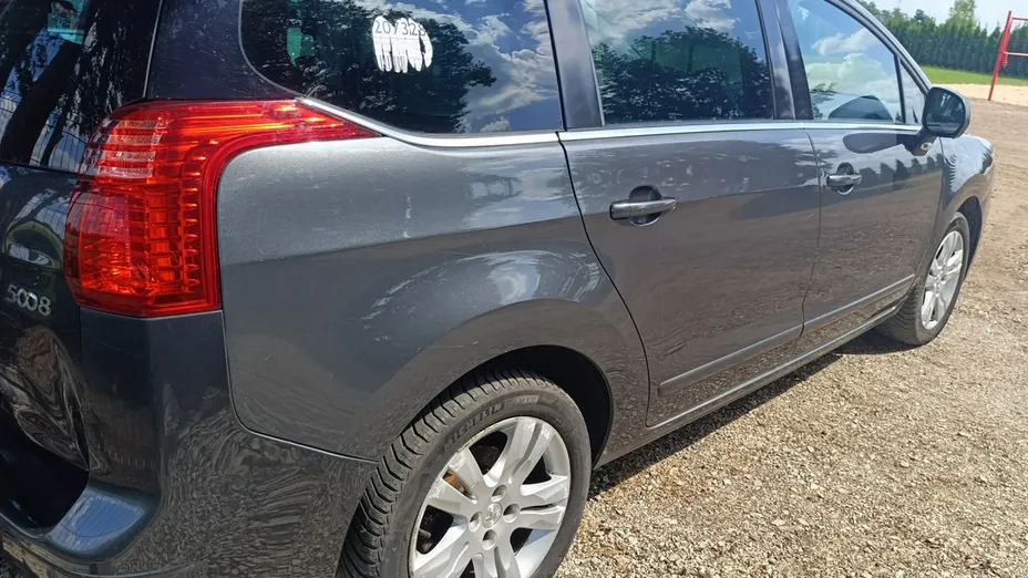 PEUGEOT 5008 -