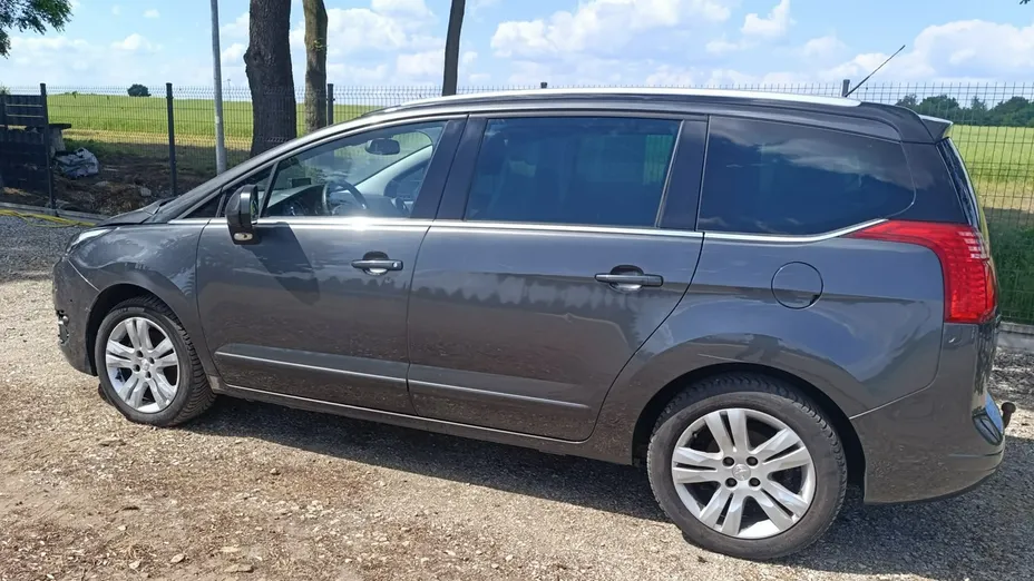 PEUGEOT 5008 -
