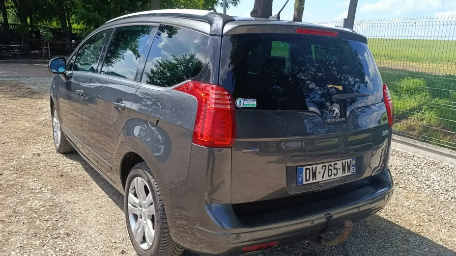 PEUGEOT 5008 -