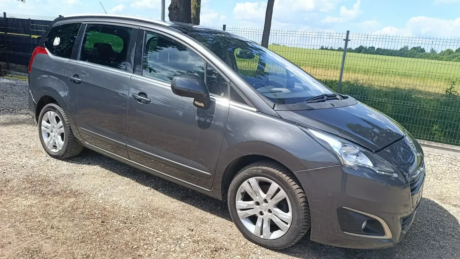 PEUGEOT 5008 -