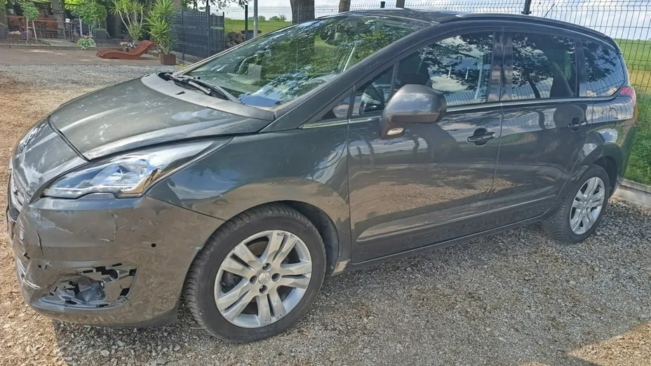 PEUGEOT 5008 -