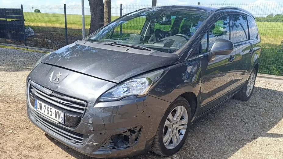 PEUGEOT 5008 -