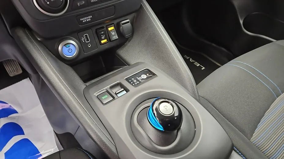 NISSAN Leaf -