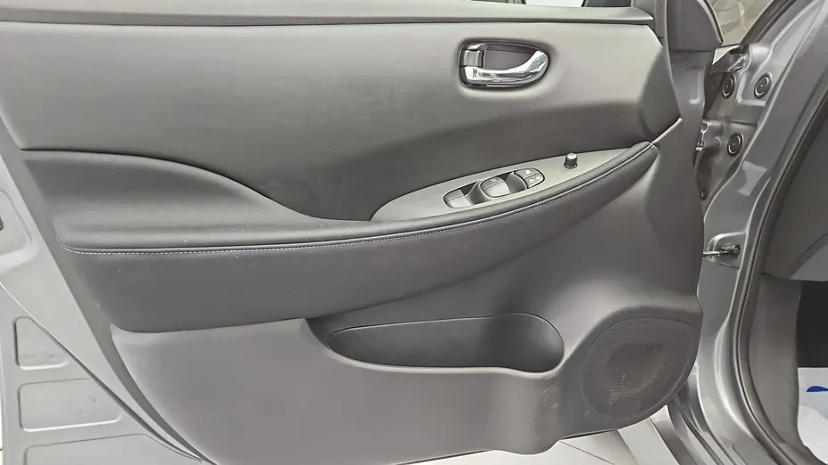 NISSAN Leaf -