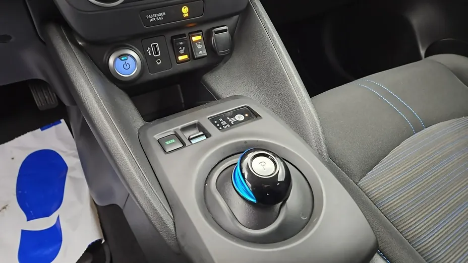 NISSAN Leaf -