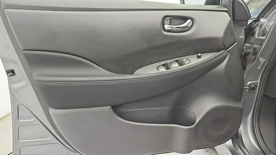 NISSAN Leaf -