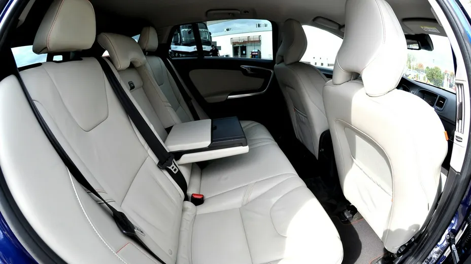 VOLVO V60 -