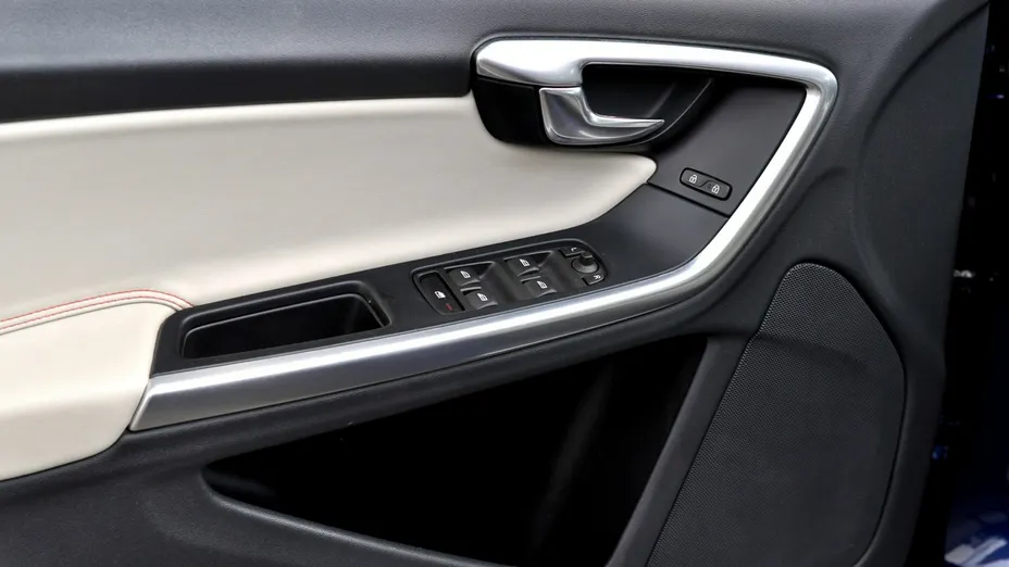 VOLVO V60 -