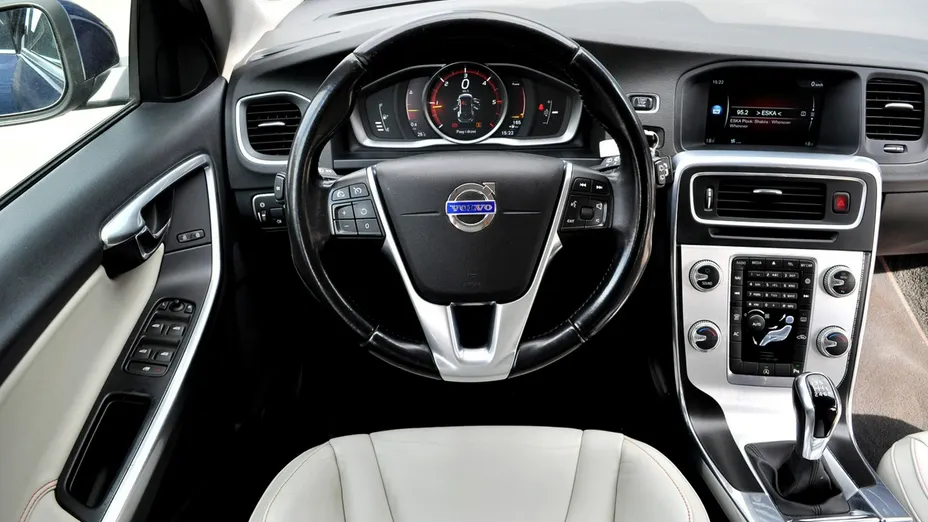 VOLVO V60 -