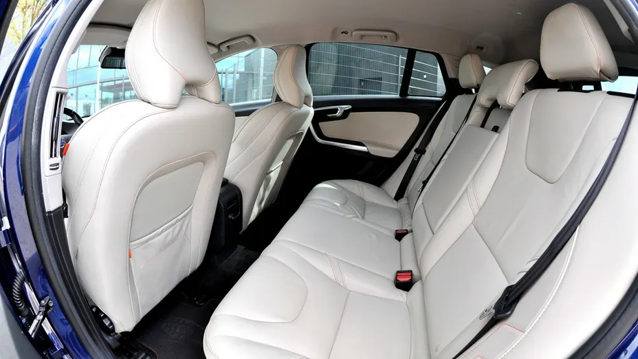 VOLVO V60 -