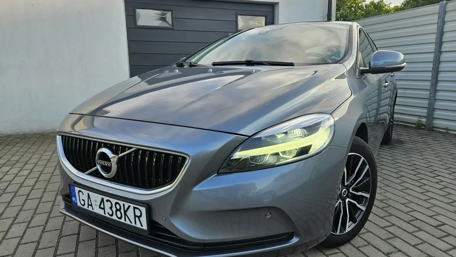 VOLVO V40 -