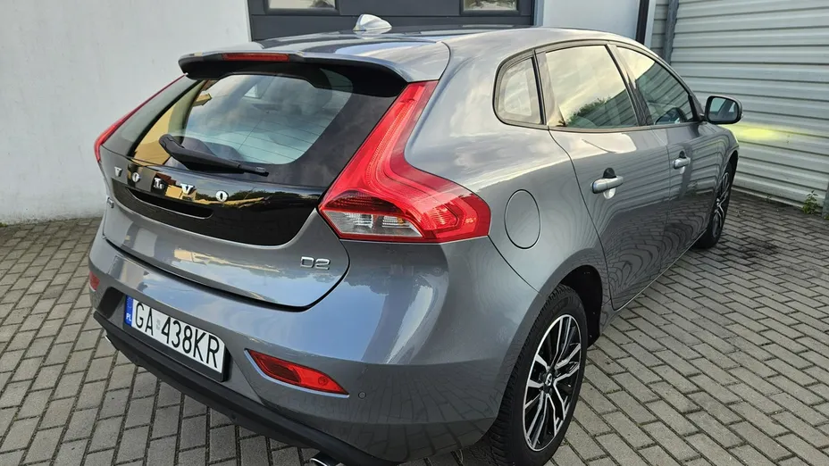 VOLVO V40 -