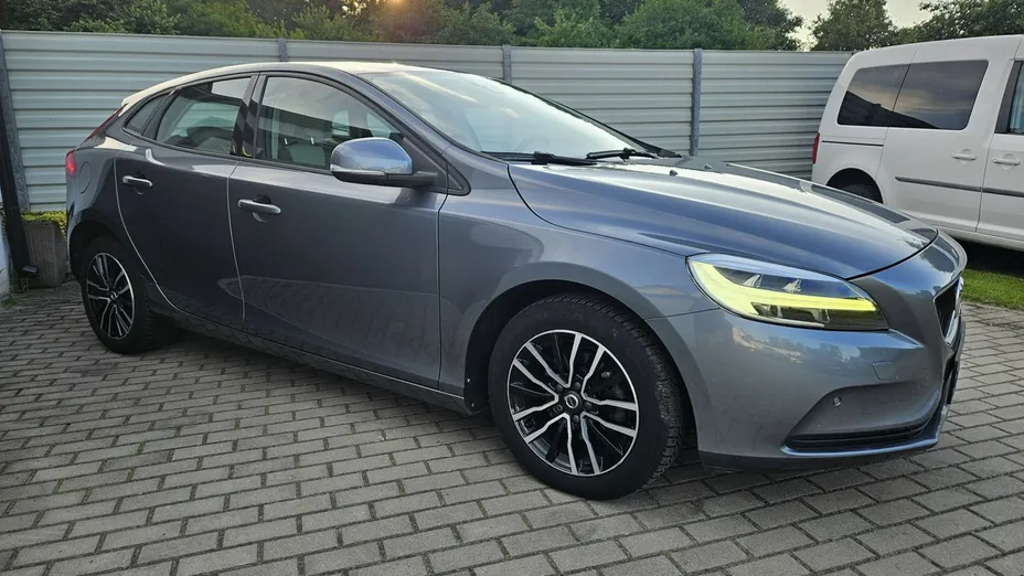 VOLVO V40 -