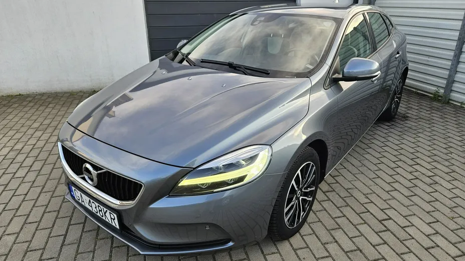 VOLVO V40 -