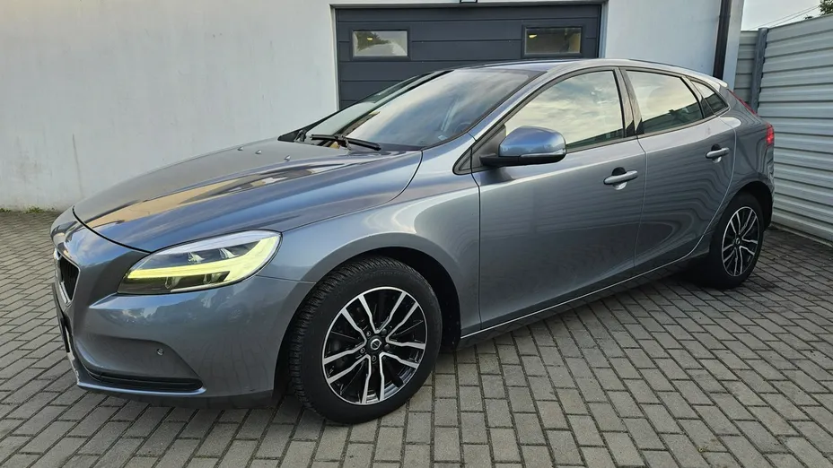 VOLVO V40 -
