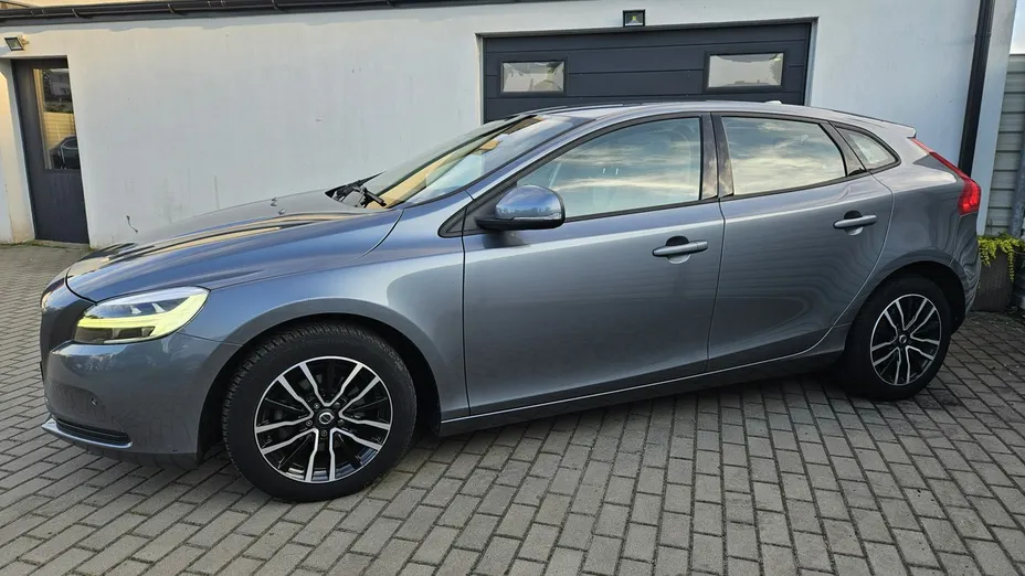 VOLVO V40 -