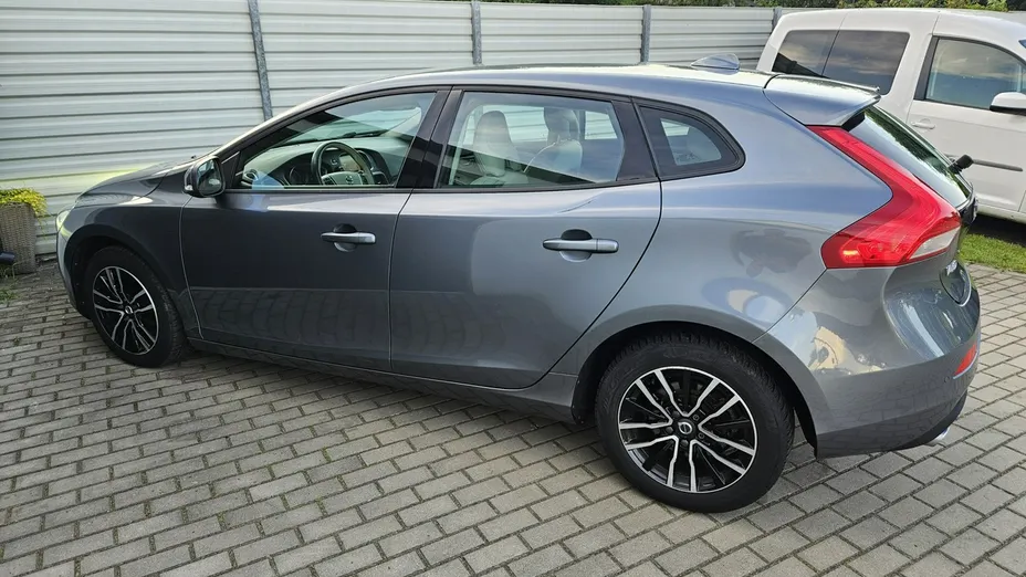 VOLVO V40 -