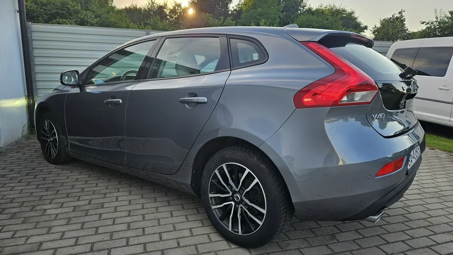 VOLVO V40 -
