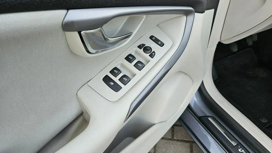 VOLVO V40 -