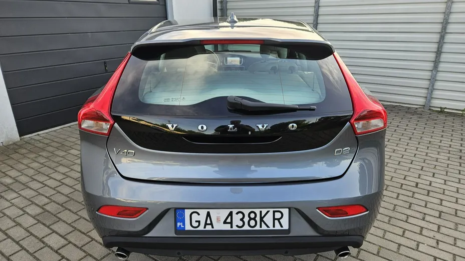 VOLVO V40 -