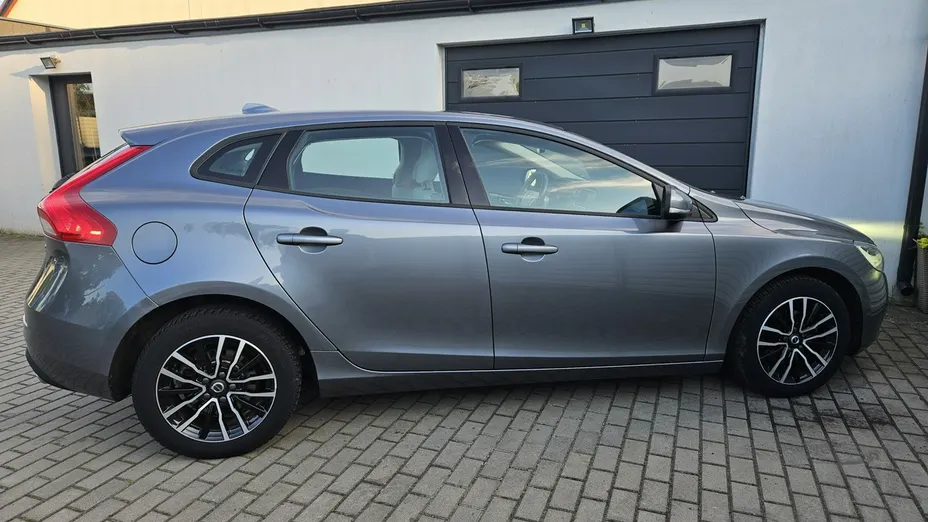 VOLVO V40 -