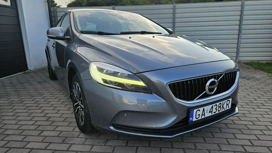 VOLVO V40 -
