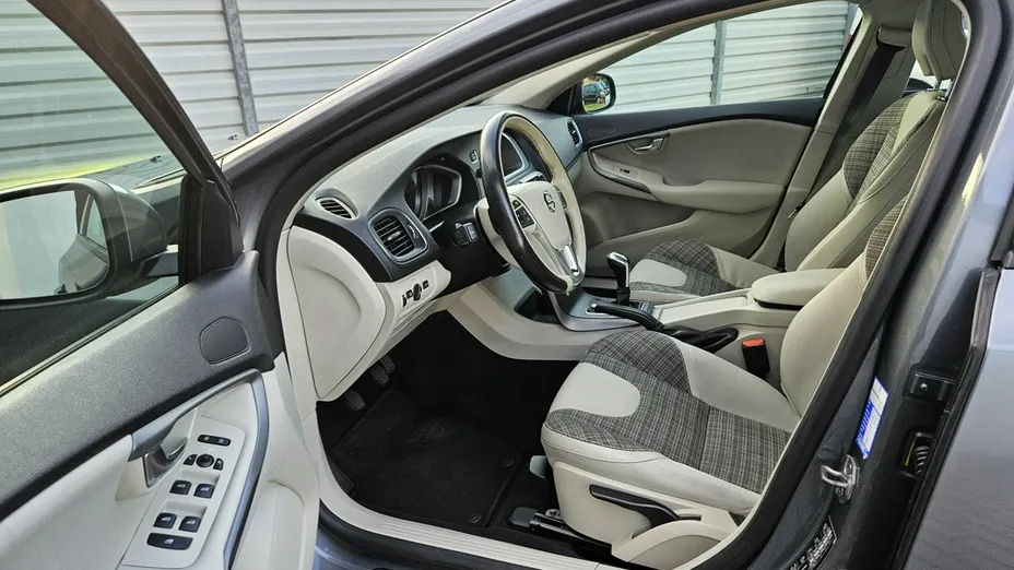 VOLVO V40 -