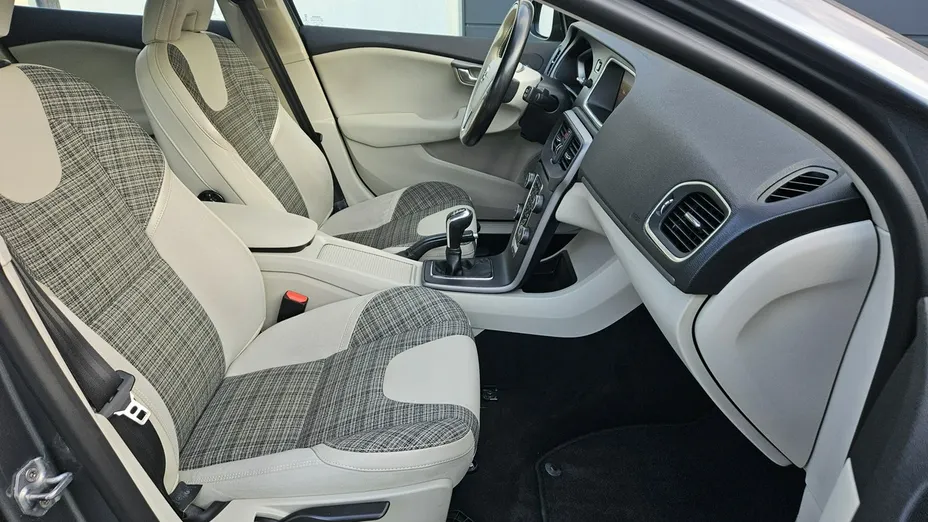 VOLVO V40 -