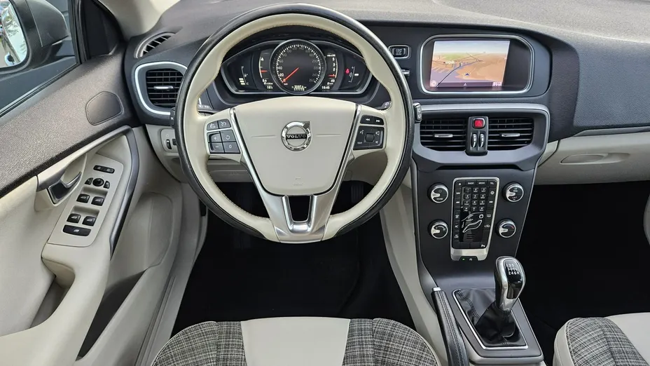 VOLVO V40 -