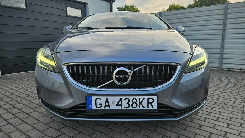 VOLVO V40 -