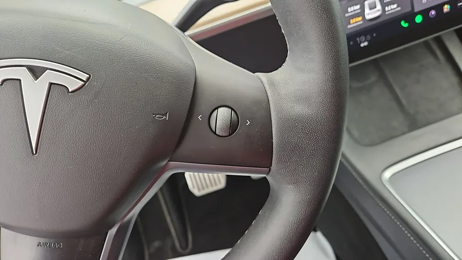 TESLA Model Y -