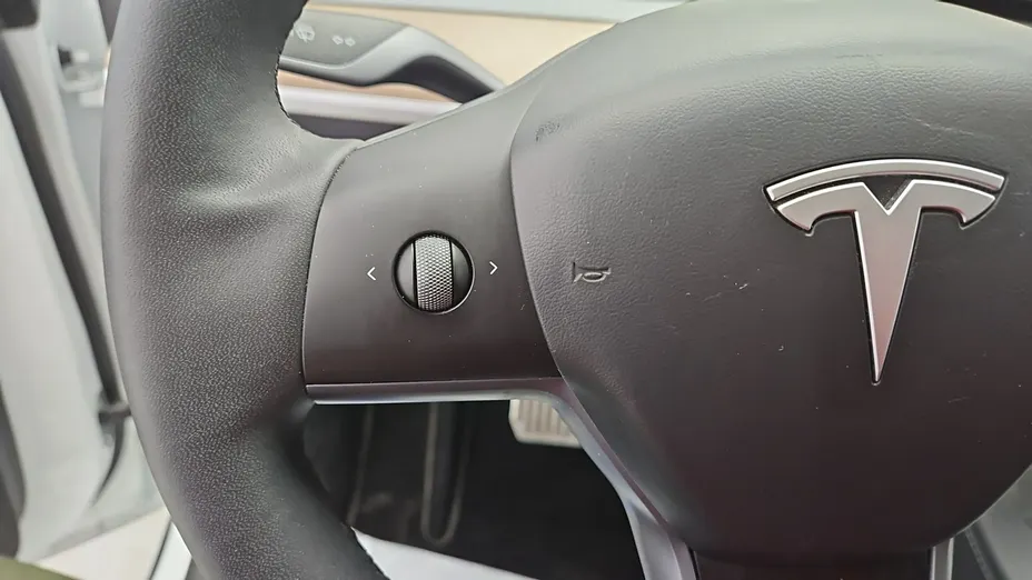 TESLA Model Y -
