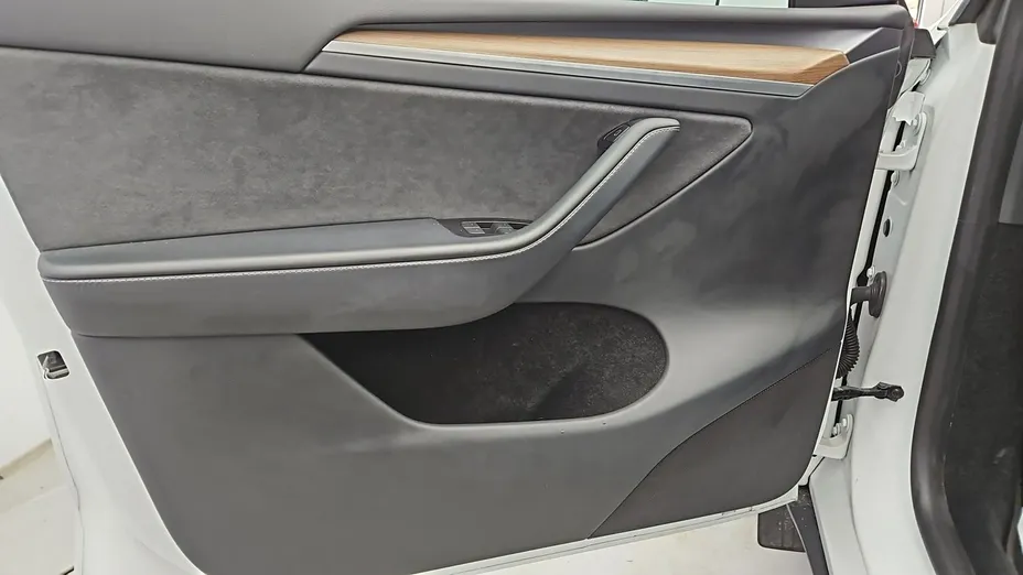 TESLA Model Y -