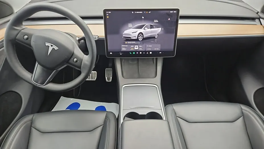 TESLA Model Y -