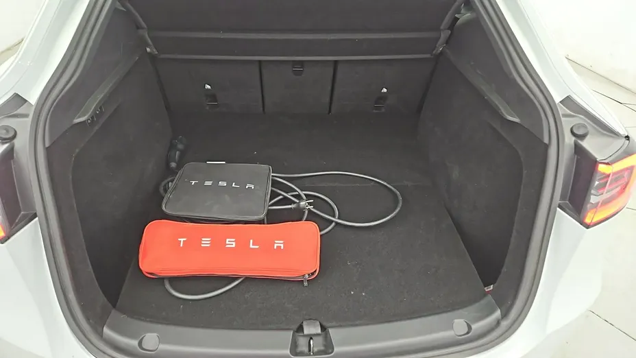 TESLA Model Y -