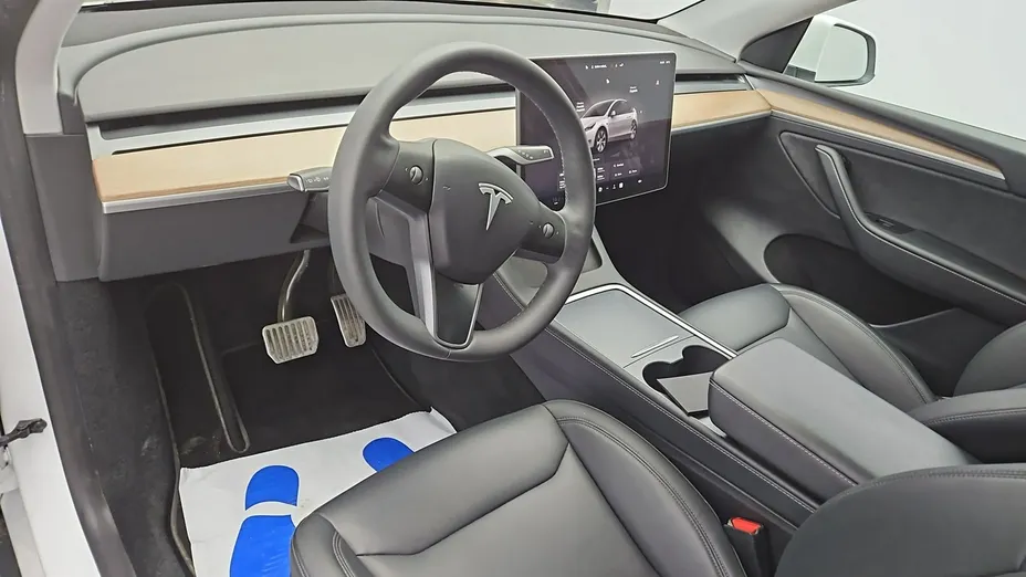 TESLA Model Y -