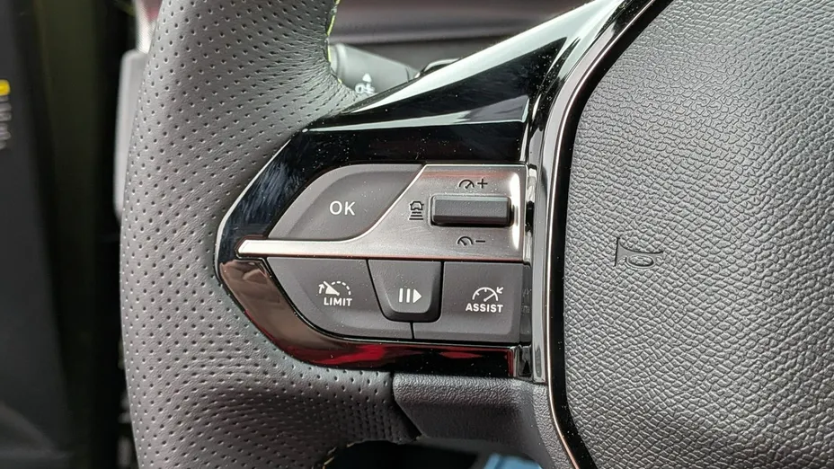 PEUGEOT 408 -