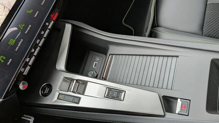 PEUGEOT 408 -