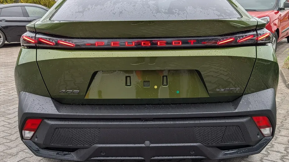 PEUGEOT 408 -