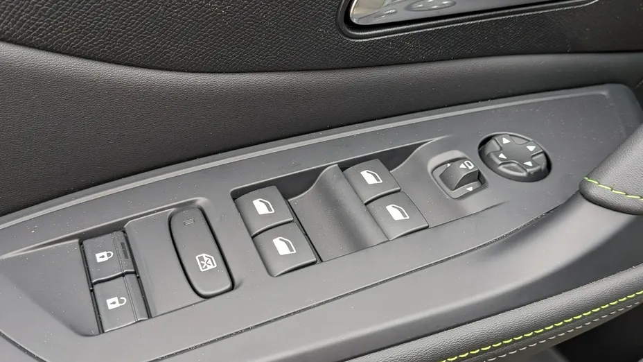 PEUGEOT 408 -