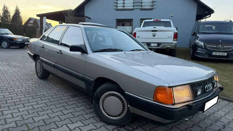 AUDI 100 -