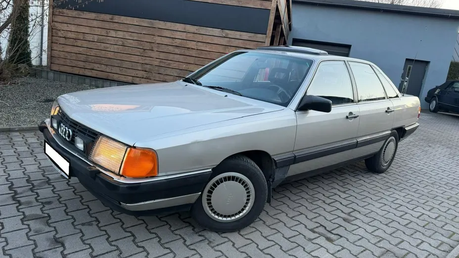 AUDI 100 -