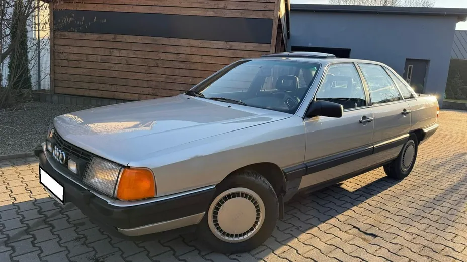 AUDI 100 -