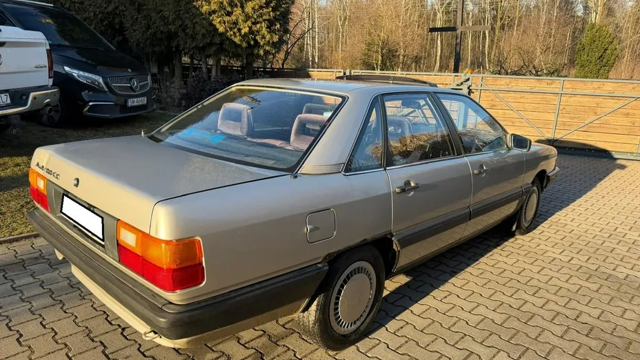 AUDI 100 -