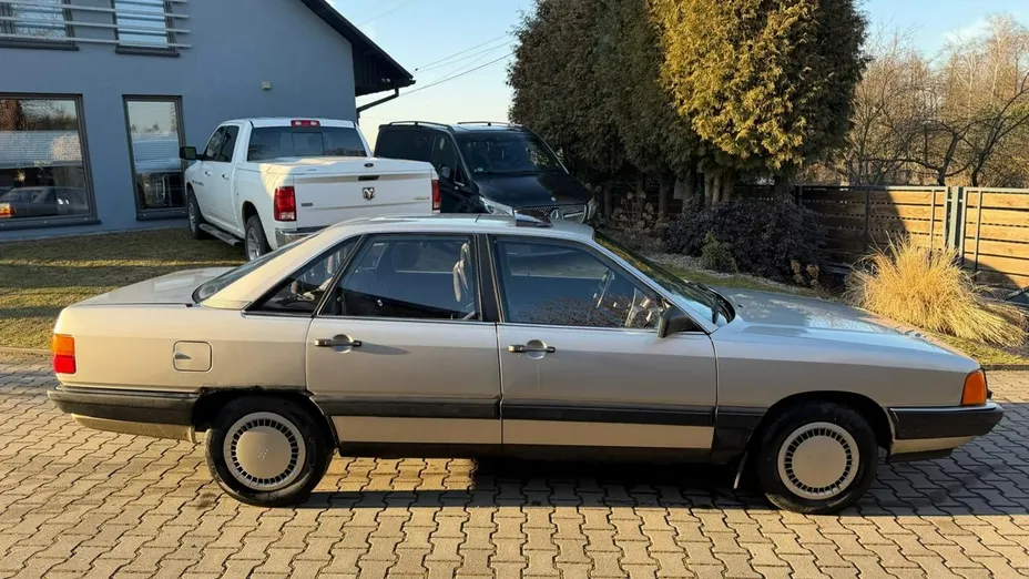 AUDI 100 -